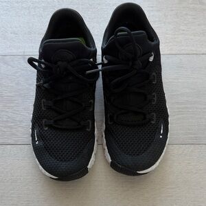 Nike Metcon 4 Black and White Athletic Shoes women’s